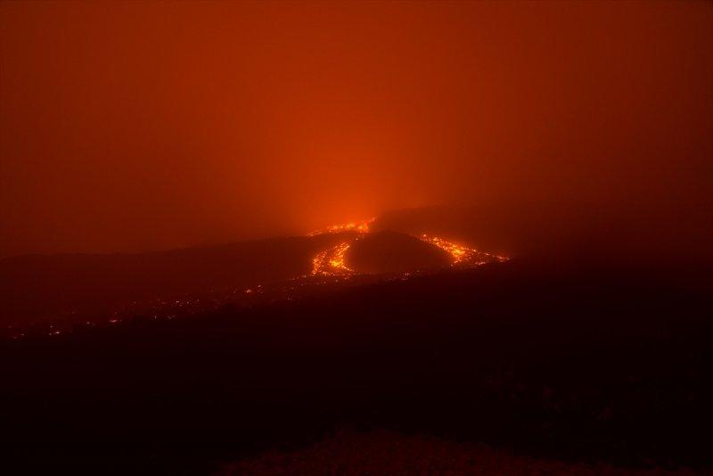 Etna Yanardağı yeniden alev püskürttü