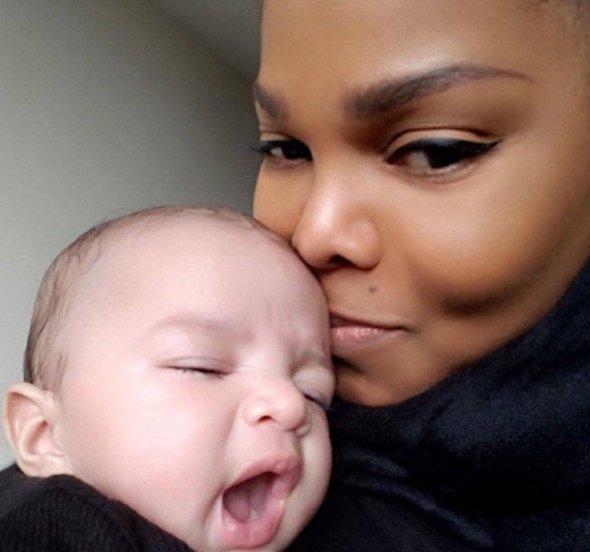 Janet Jackson oğluyla poz verdi