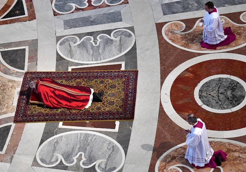 Papa yere uzanarak dua etti