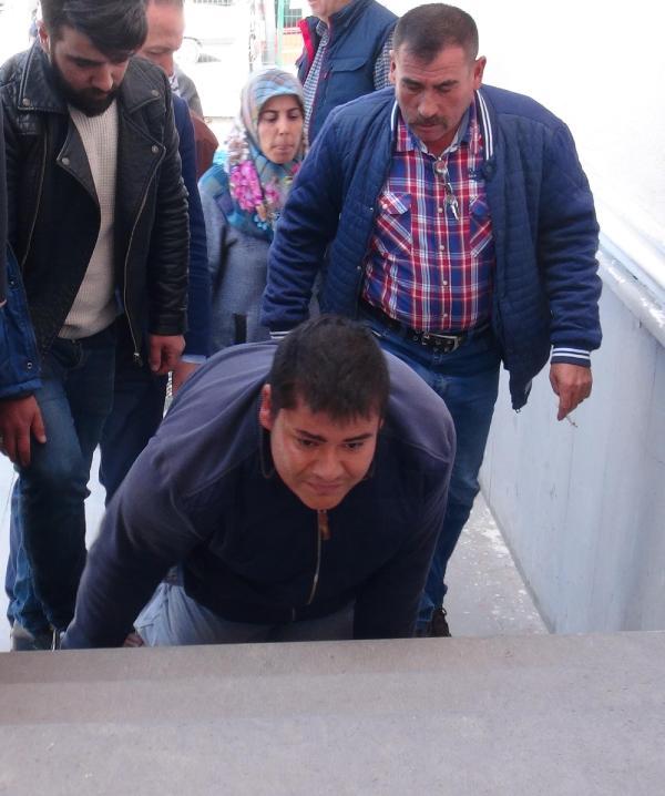 Engelli genç oy vermeye emekleyerek gitti