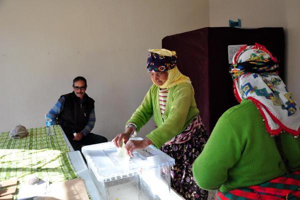 Çanakkaleli depremzedeler konteynerde oy kullandı