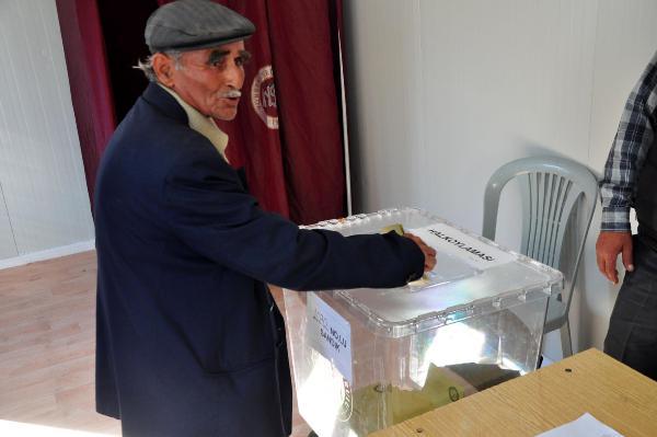 Çanakkaleli depremzedeler konteynerde oy kullandı