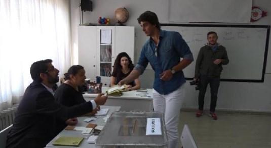 Ünlüler sandık başında