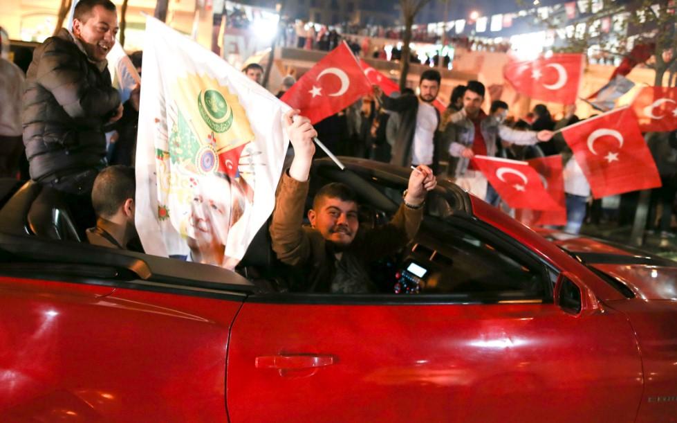 Vatandaşlar 'evet'i kutluyor