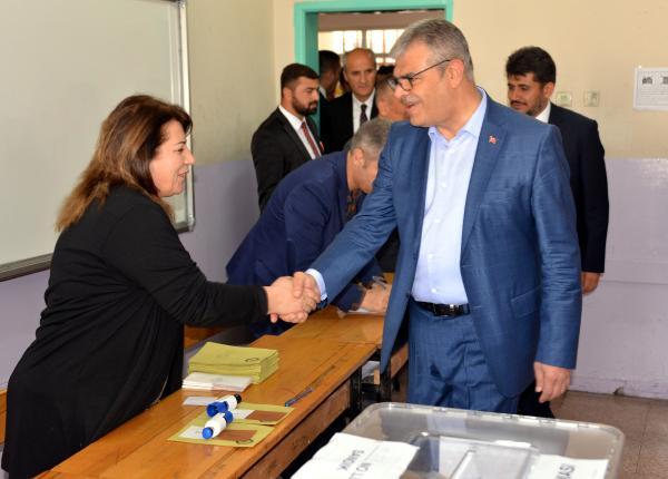 Başbakan Yardımcısı Kaynak oyunu kullandı