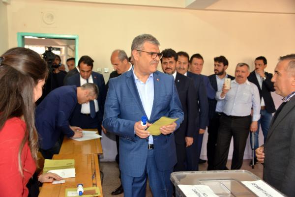 Başbakan Yardımcısı Kaynak oyunu kullandı