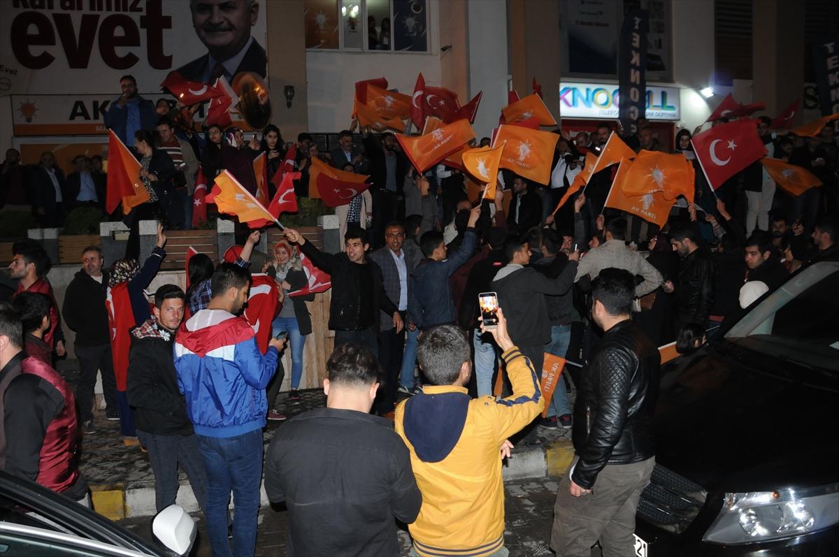 Vatandaşlar 'evet'i kutluyor