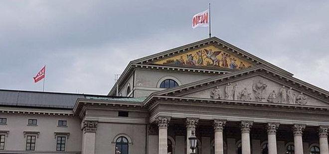 Almanya'da Münih Bavyera Opera binasında hayır bayrağı