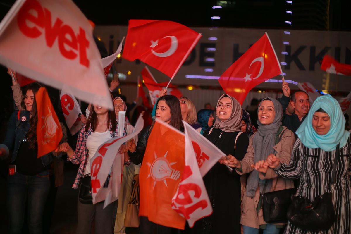 Vatandaşlar 'evet'i kutluyor