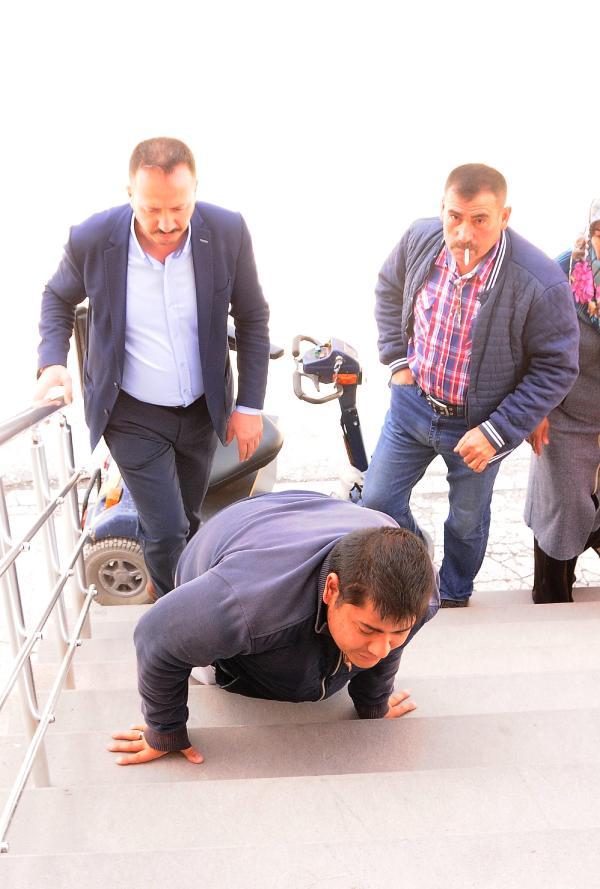 Engelli genç oy vermeye emekleyerek gitti