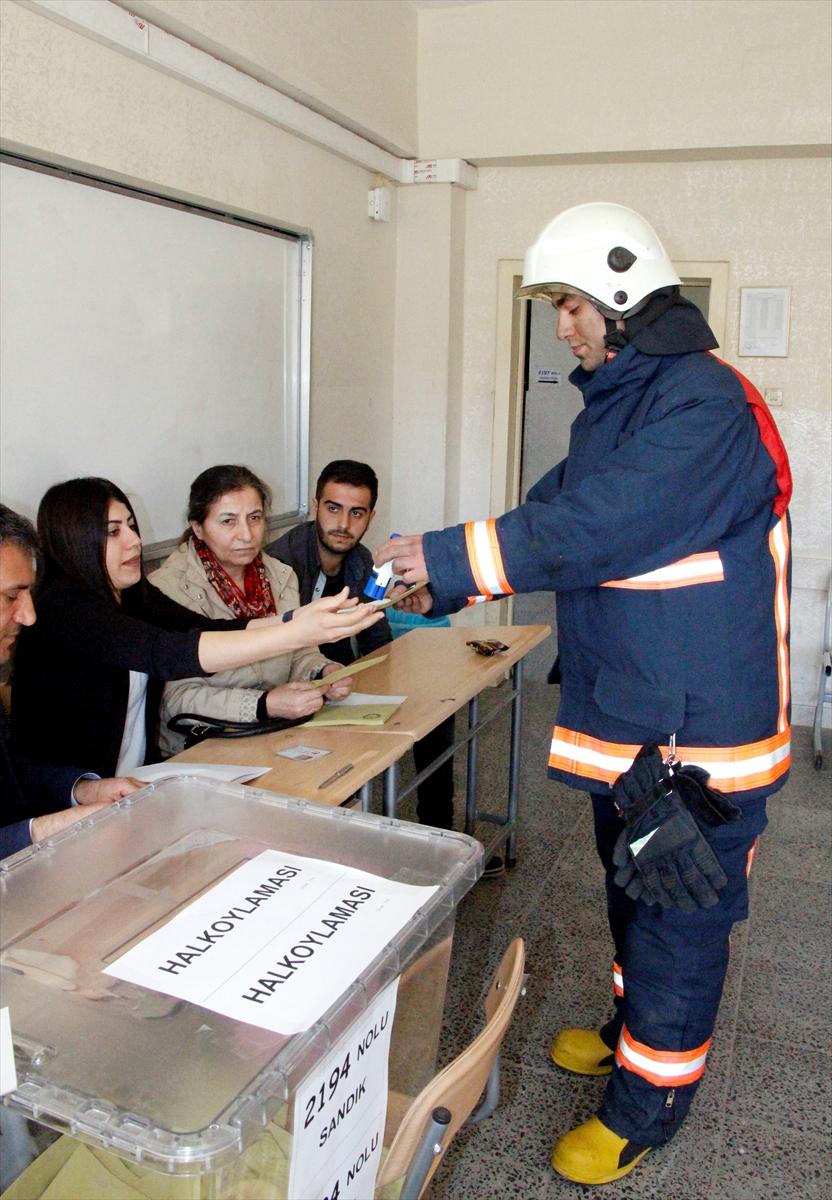 Önce yangına sonra sandığa gittiler
