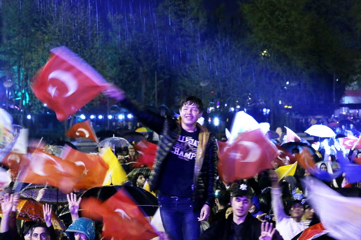 Vatandaşlar 'evet'i kutluyor