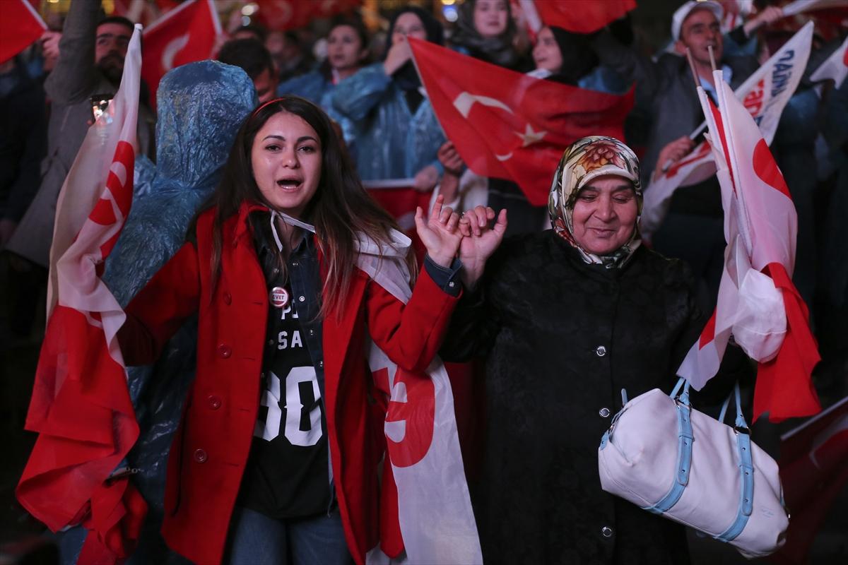 Vatandaşlar 'evet'i kutluyor