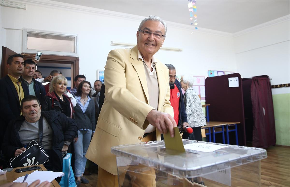 Deniz Baykal Antalya'da oyunu kullandı