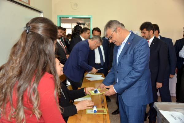 Başbakan Yardımcısı Kaynak oyunu kullandı