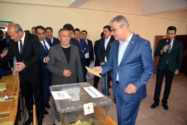 Başbakan Yardımcısı Kaynak oyunu kullandı