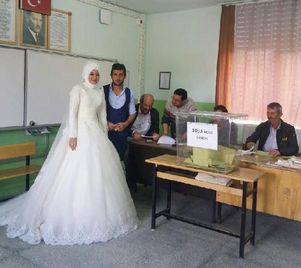 Gelinlikle oy kullandı