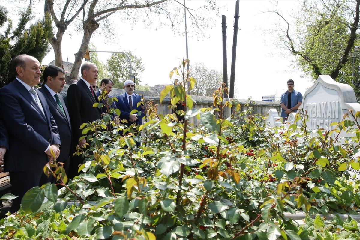 Cumhurbaşkanı'ndan Necmettin Erbakan'ın kabrine ziyaret