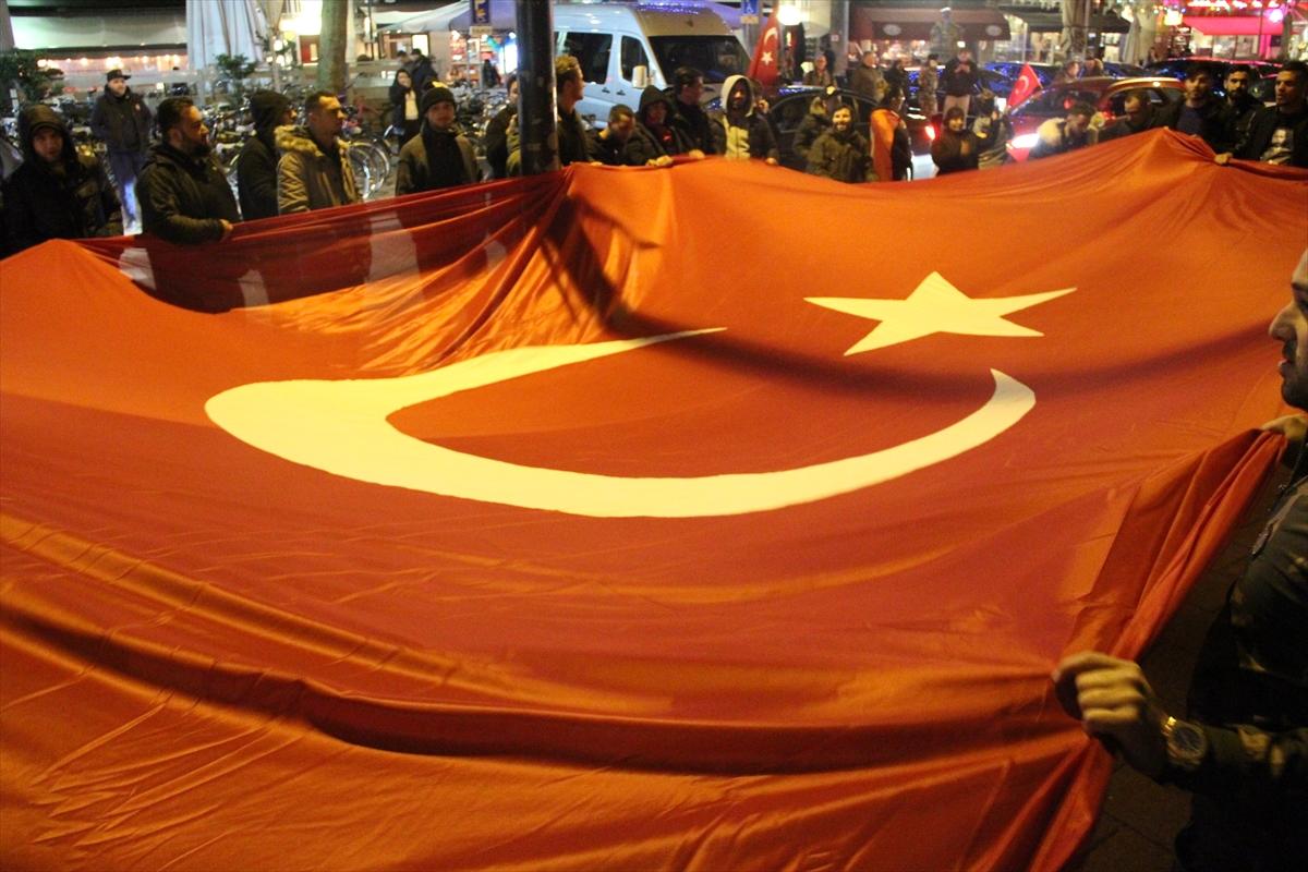 Hollanda'da referandum kutlaması