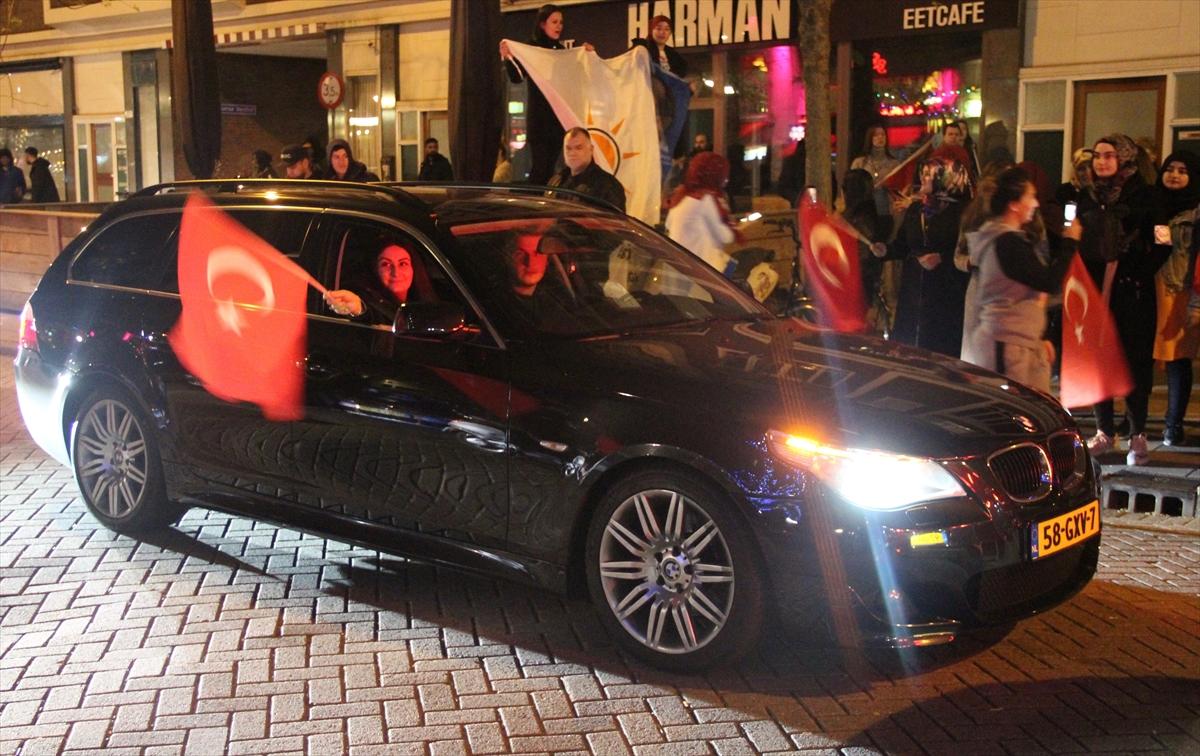 Hollanda'da referandum kutlaması