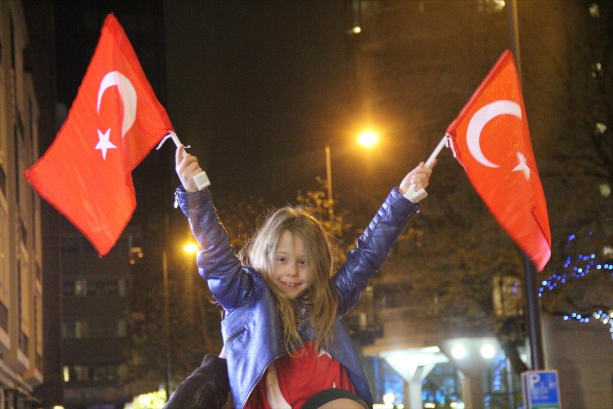 Hollanda'da referandum kutlaması