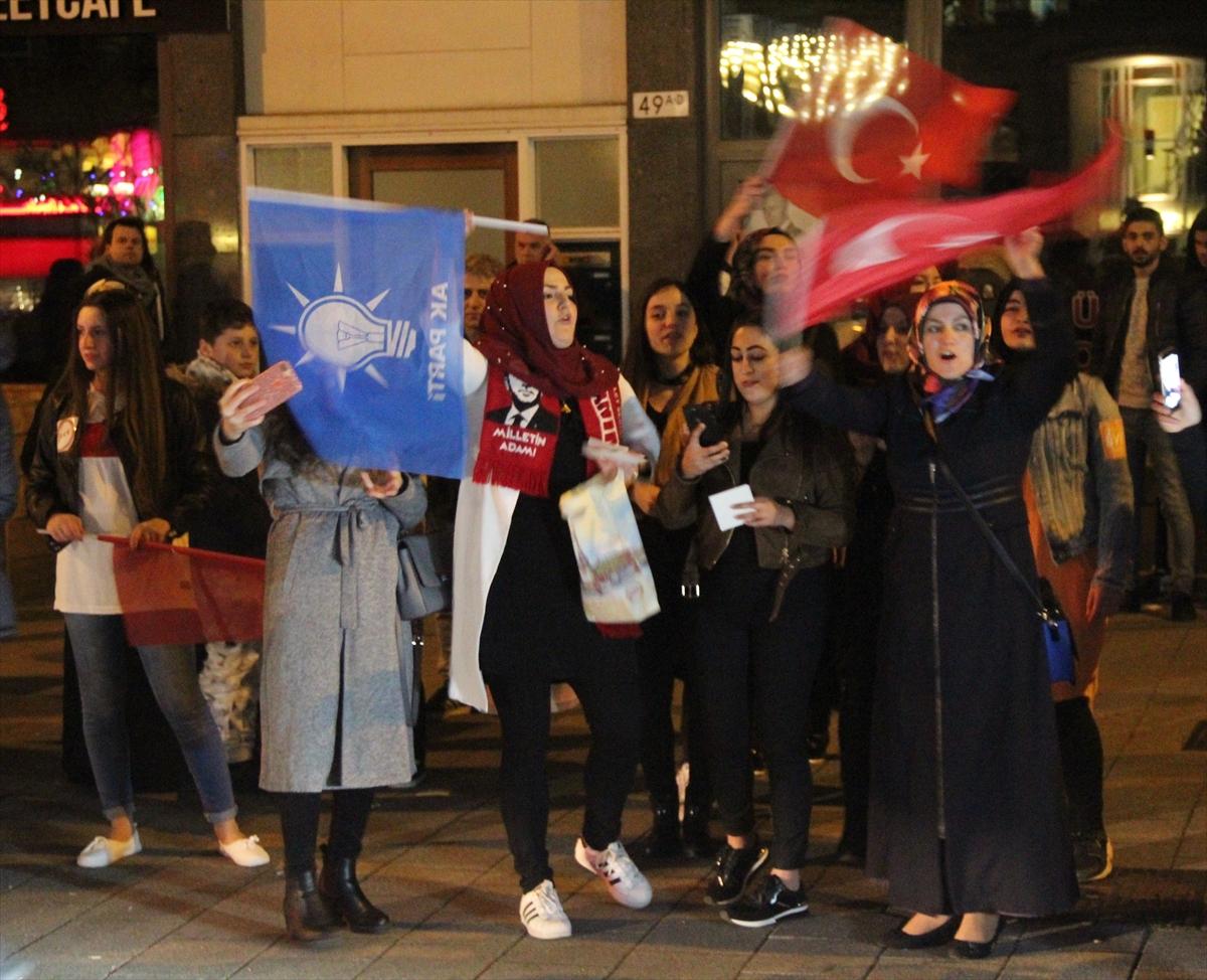 Hollanda'da referandum kutlaması