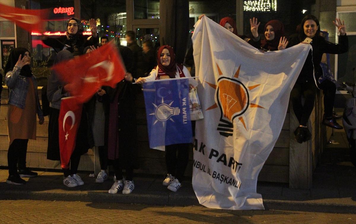Hollanda'da referandum kutlaması