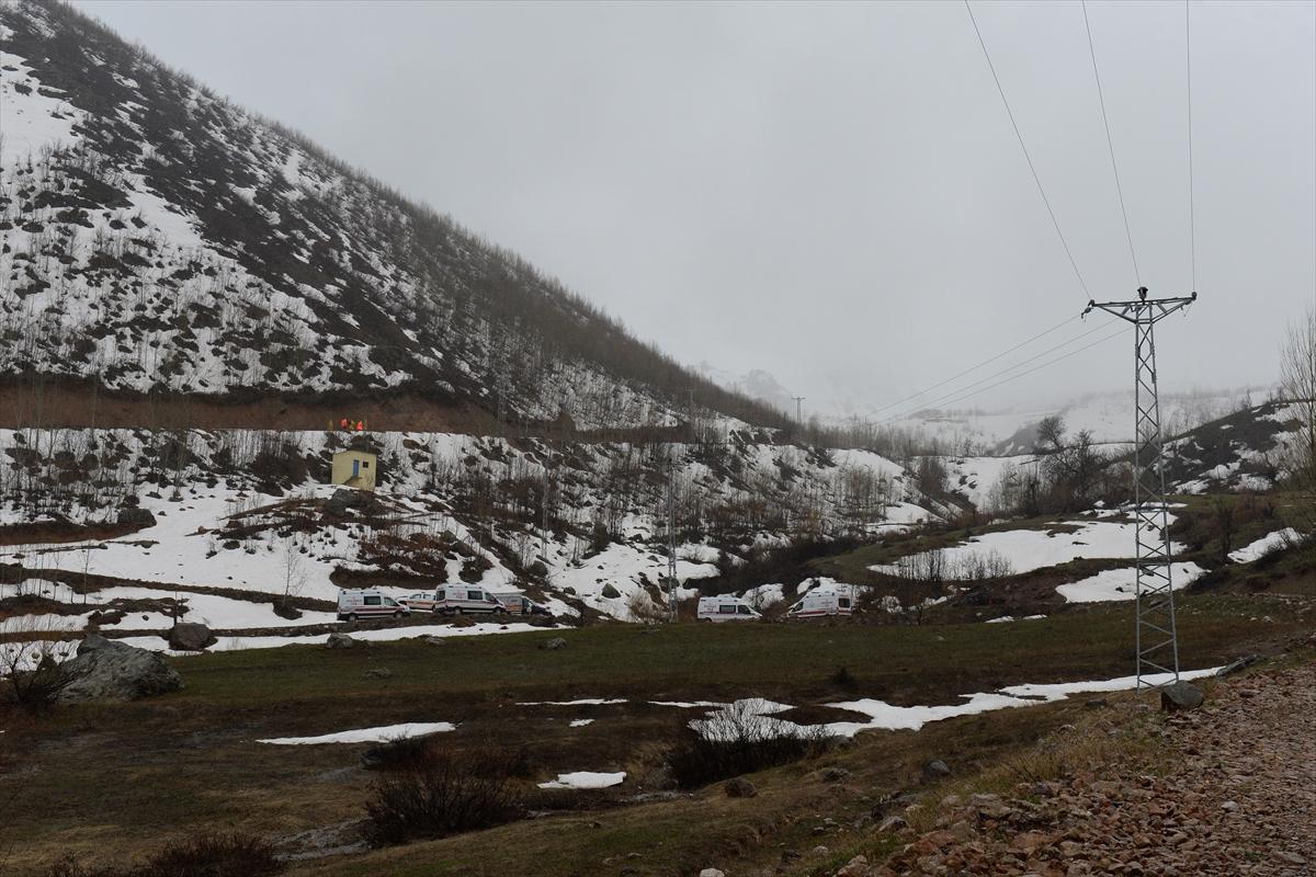 Tunceli'de düşen helikopterin enkazına ulaşıldı