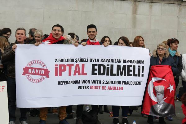 İngiltere’de CHP'lilerden referandum protestosu