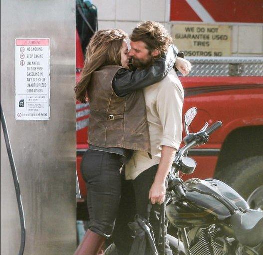 Lady Gaga Bradley Cooper'la öpüştü