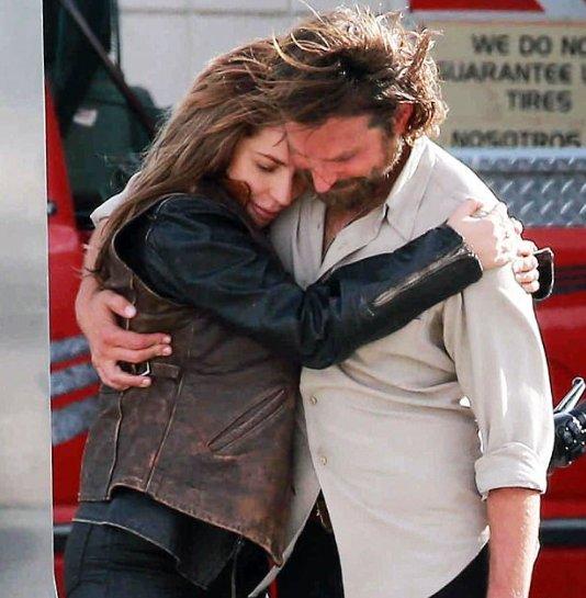 Lady Gaga Bradley Cooper'la öpüştü