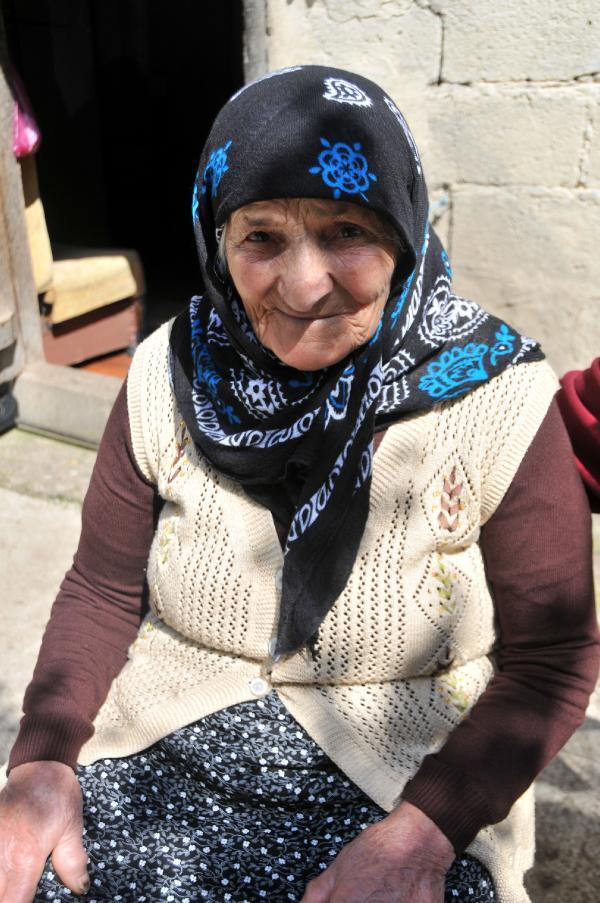 85 yaşındaki nine komutandan helallik istedi