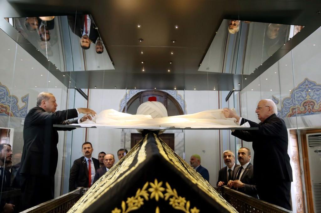 Yavuz Sultan Selim'in kaftanı 12 yıl sonra türbede