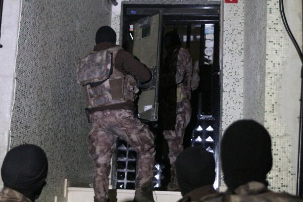 İstanbul'da eş zamanlı FETÖ operasyonu