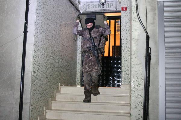 İstanbul'da eş zamanlı FETÖ operasyonu
