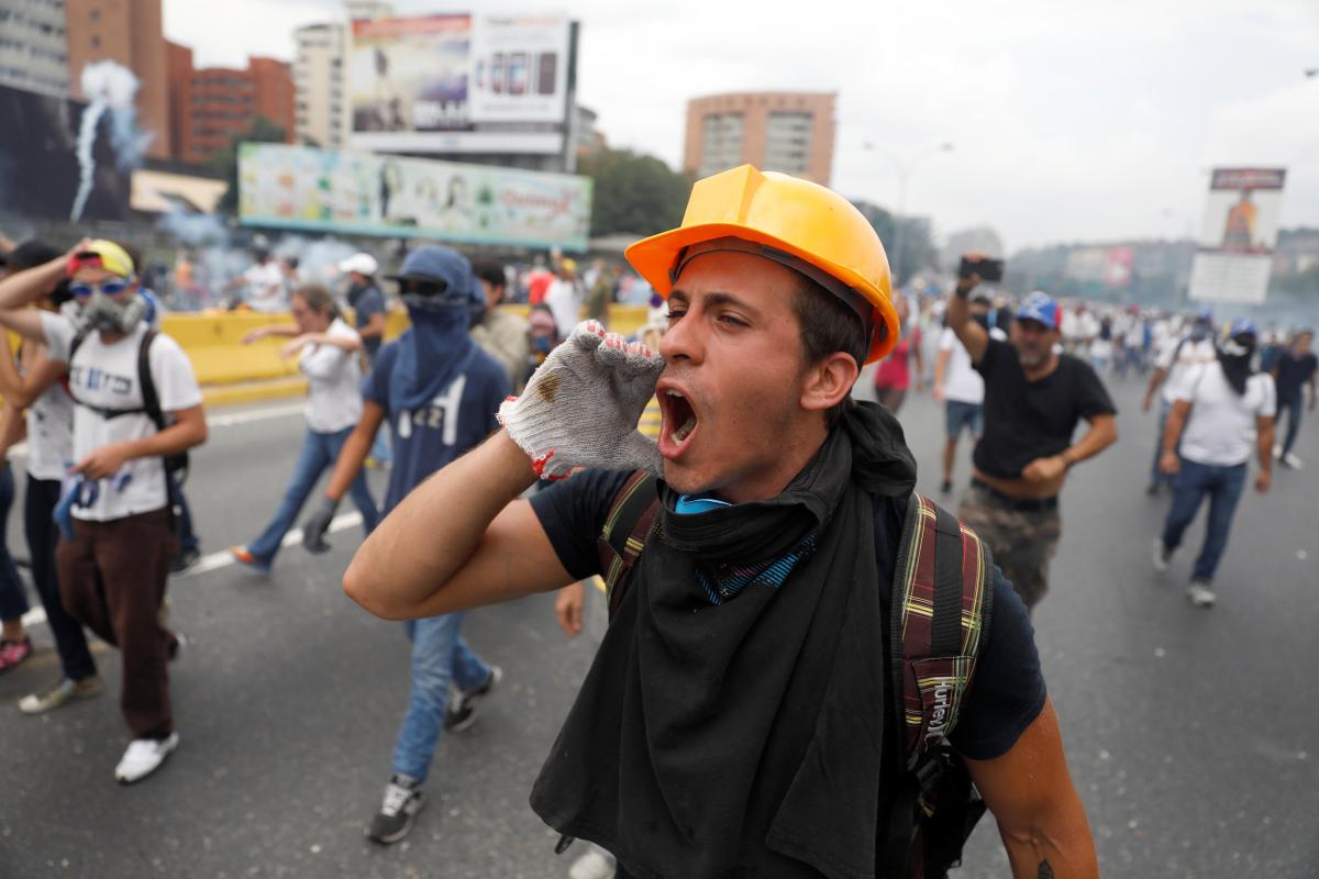 Venezuela'da yağmalamalar başladı