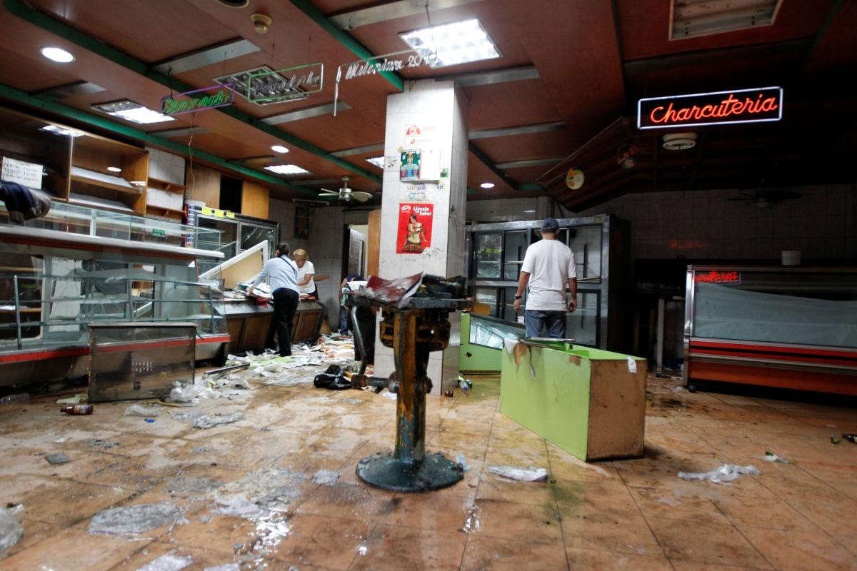 Venezuela'da yağmalamalar başladı