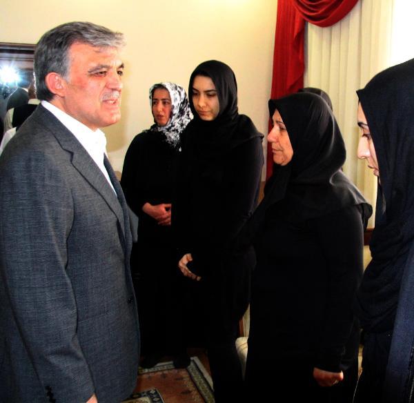 Abdullah Gül şehit ailesini ziyaret etti