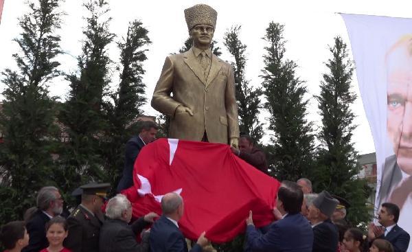 5.5 metre yüksekliğinde Atatürk anıtı açıldı