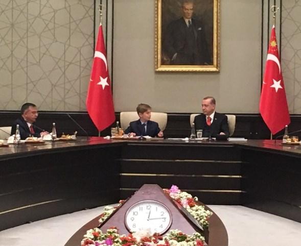 Cumhurbaşkanı koltuğuna Yiğit Türk oturdu