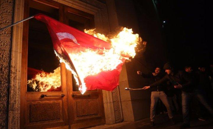 Ermenistan'da Türk bayrağı yaktılar