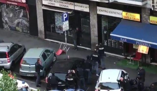 İtalyan polisi bıçaklı adamı vurdu