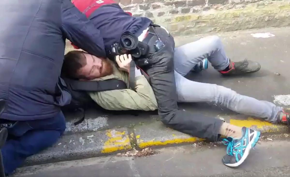 Fransa'da gazeteciye sert müdahale kamerada