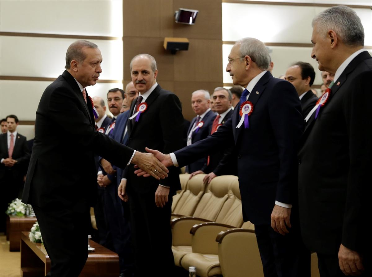 Cumhurbaşkanı Erdoğan, Kılıçdaroğlu ile tokalaştı