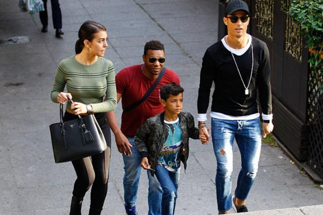 Cristiano Ronaldo sevgilisiyle alışverişe çıktı