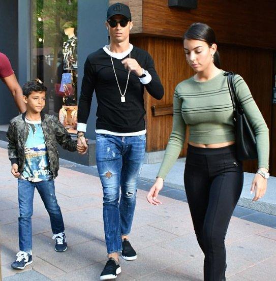 Cristiano Ronaldo sevgilisiyle alışverişe çıktı
