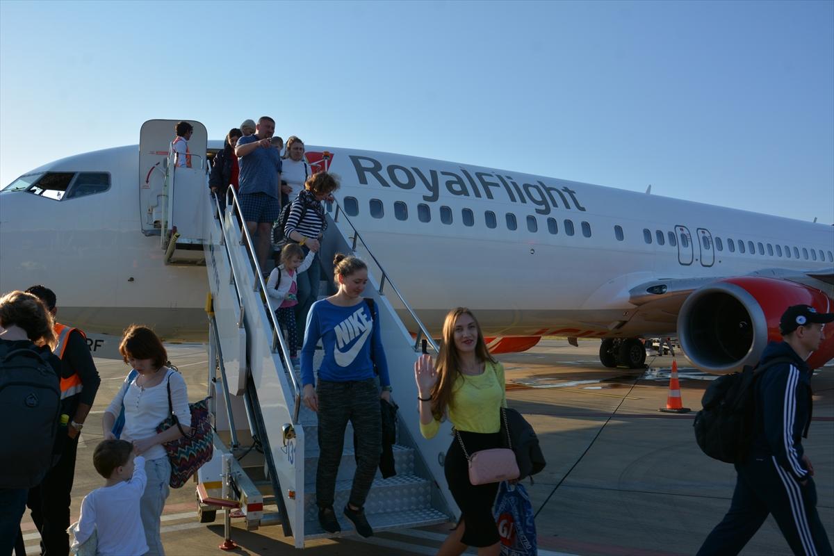 Rus turistler charter ile Alanya'ya geldi