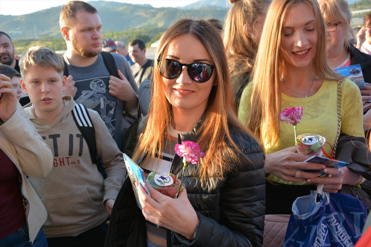 Rus turistler charter ile Alanya'ya geldi