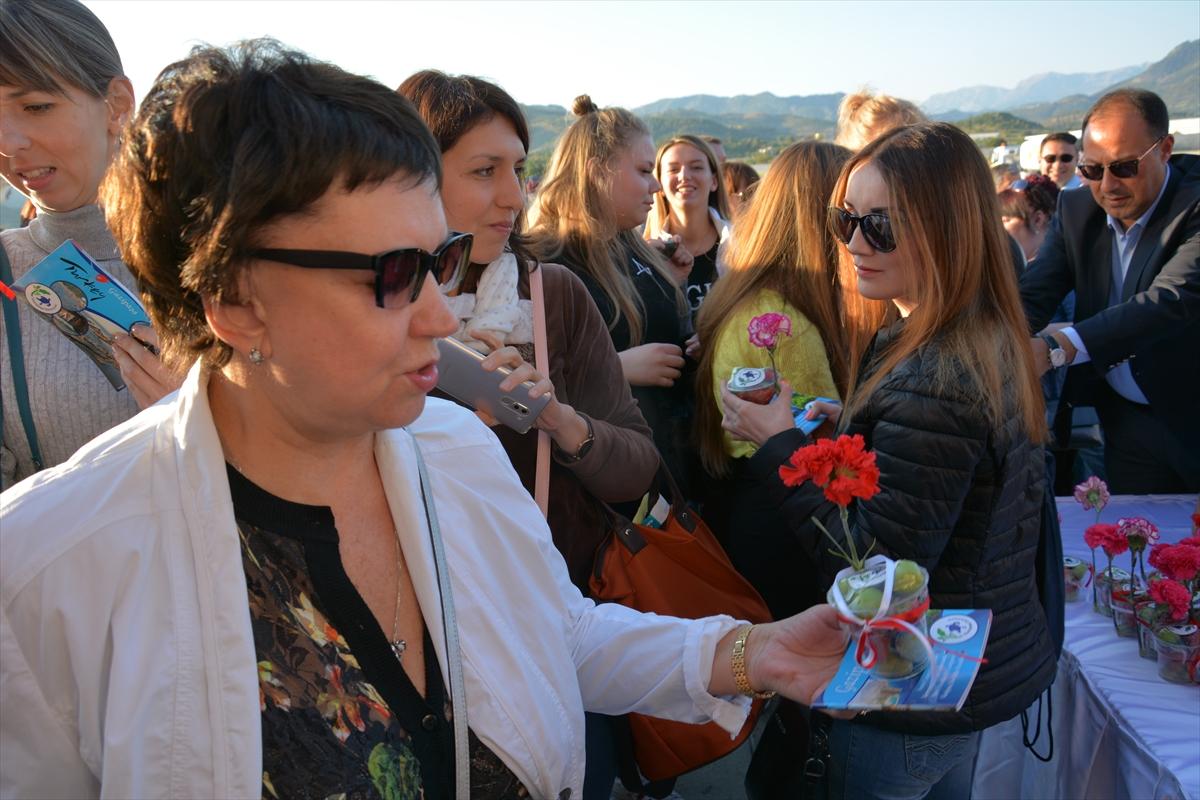 Rus turistler charter ile Alanya'ya geldi