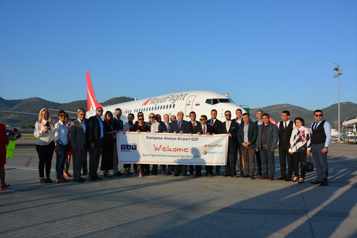 Rus turistler charter ile Alanya'ya geldi